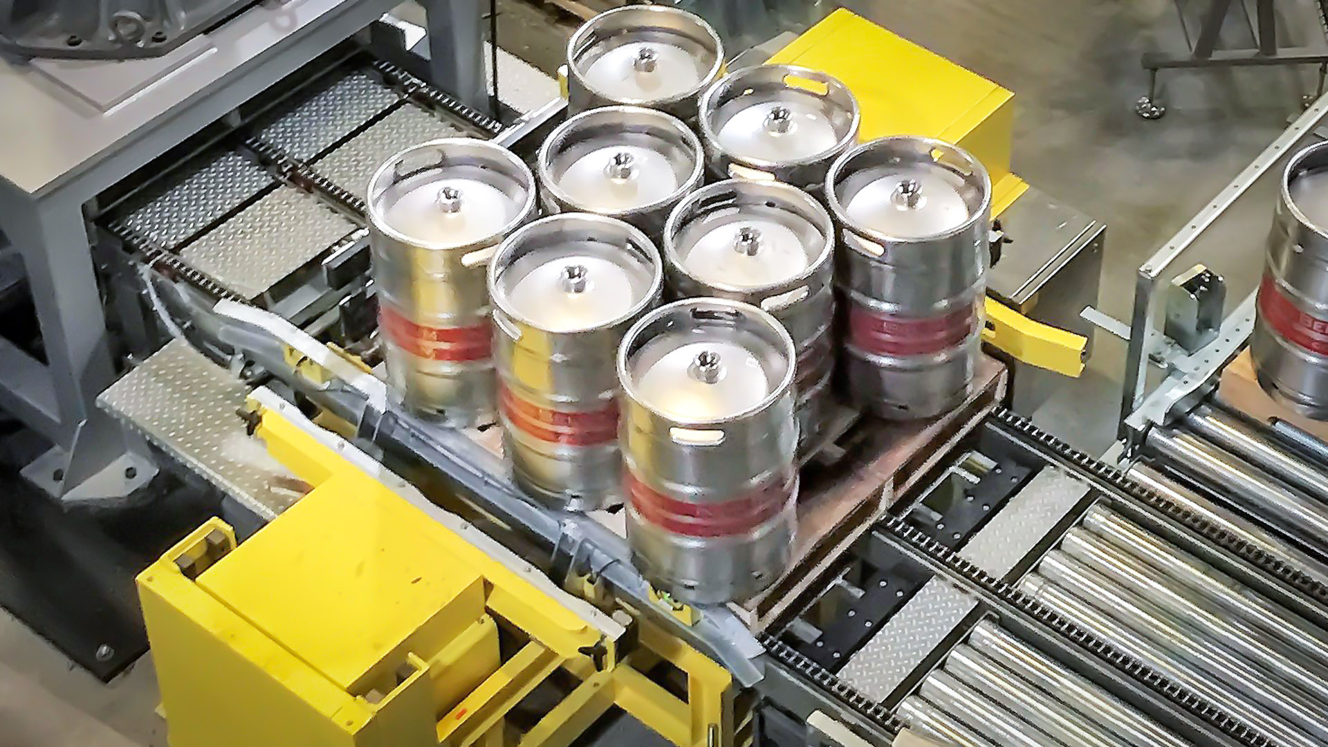 PALLET/KEG CENTERING DEVICES